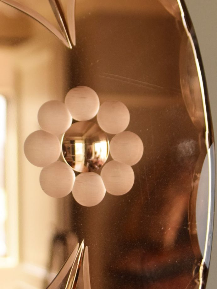 イギリスのアンティーク鏡、お花の模様の丸い形の壁付けのカッティング