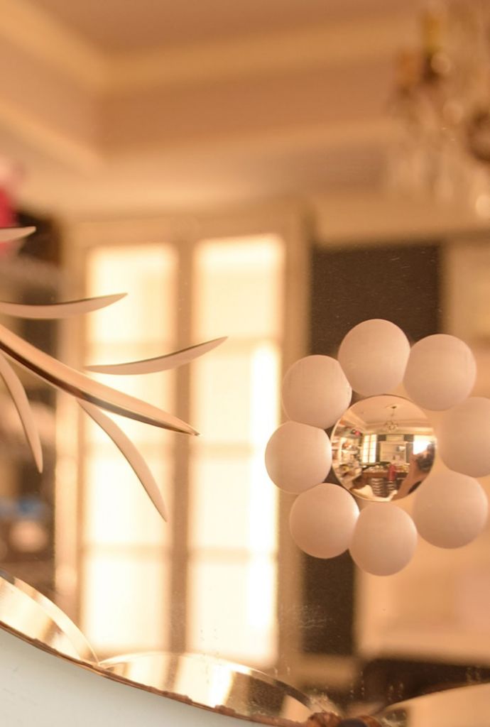 イギリスのアンティーク鏡、お花の模様の丸い形の壁付けのカッティング