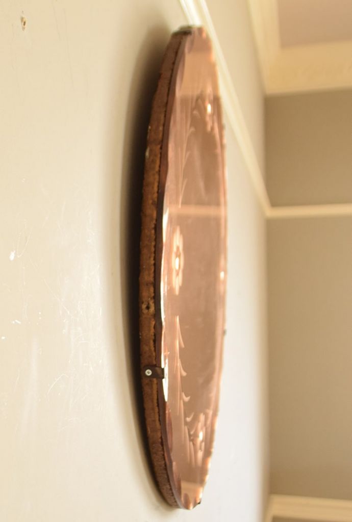 イギリスのアンティーク鏡、お花の模様の丸い形の壁付けのカッティング