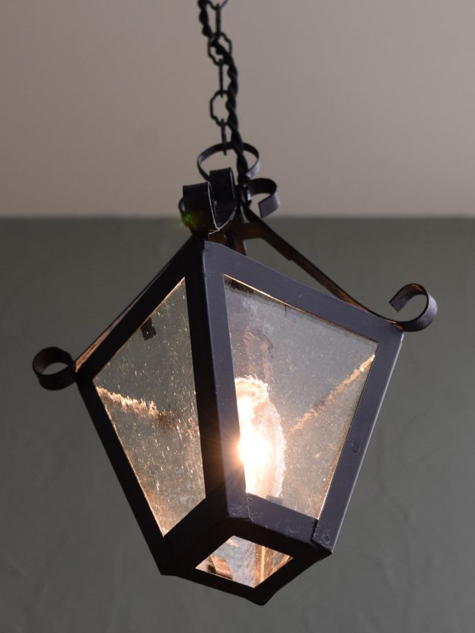 ランタン型のおしゃれなアンティーク照明、アイアンのペンダントランプ
