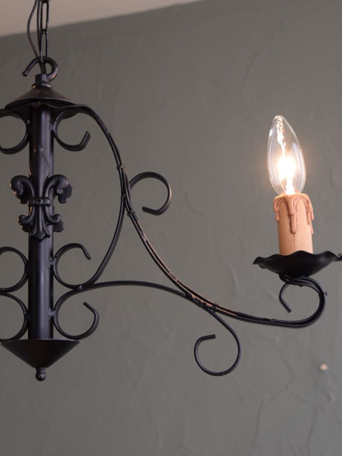 アンティークのアイアンシャンデリア