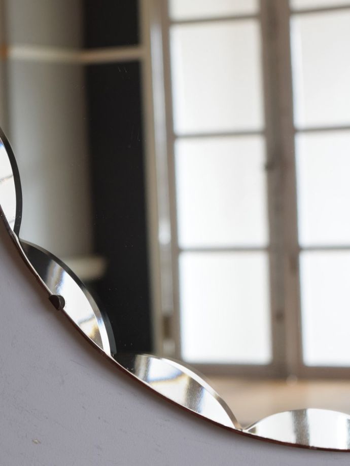 イギリスで見つけたアンティークのおしゃれな鏡、丸い形の縁取りが輝く