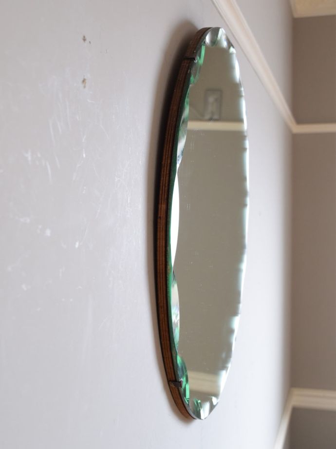 イギリスで見つけたアンティークのおしゃれな鏡、丸い形の縁取りが輝く