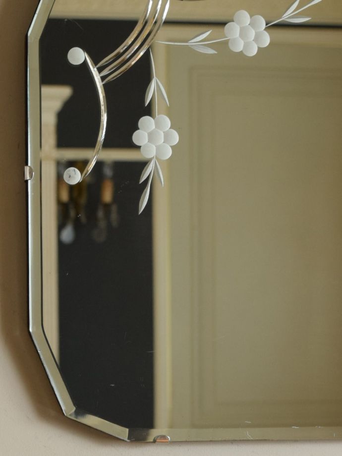 厚みが魅力のアンティークミラー