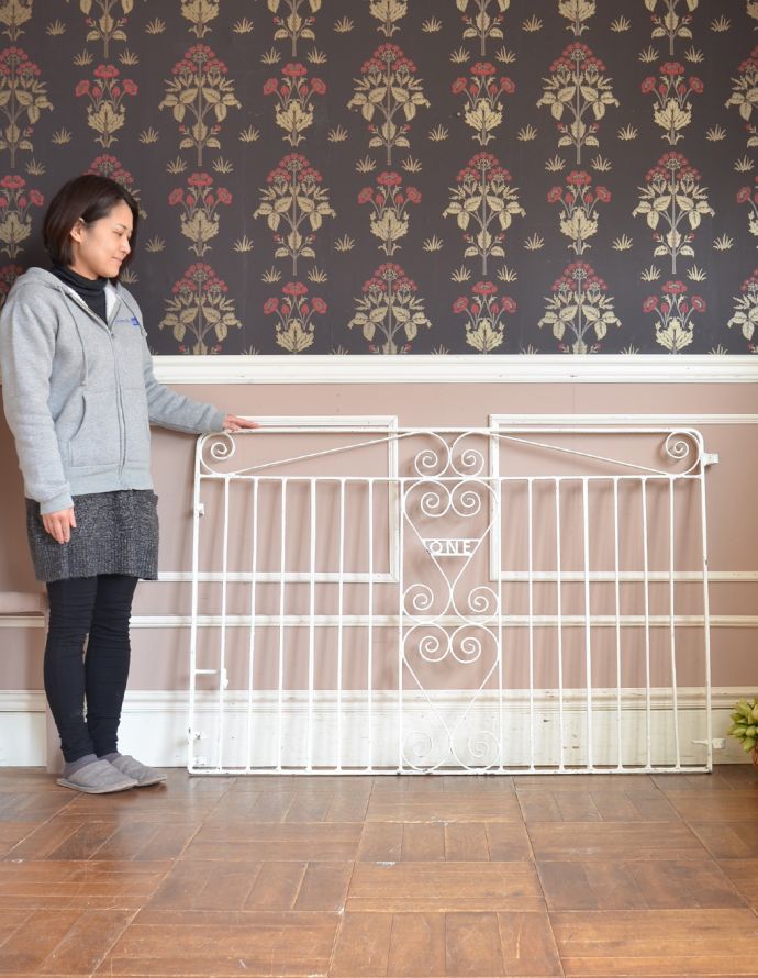 ドア・ゲート　アンティーク家具　ホワイトペイントされた、アイアン製アンティークゲート（ガーデンの門扉）。アンティークらしい可愛いデザインもともとお庭で使われていたアンティークのゲート。(k-483-f-1)