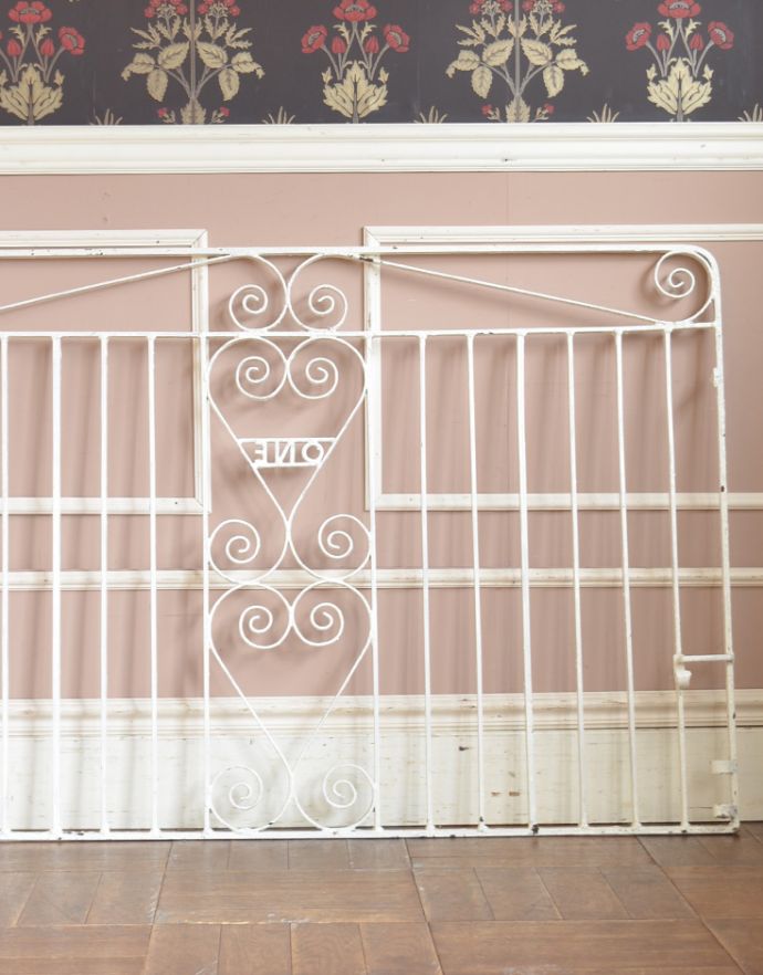 ドア・ゲート　アンティーク家具　ホワイトペイントされた、アイアン製アンティークゲート（ガーデンの門扉）。アンティークのアイアンが作り出す曲線美まだ機械が現代ほど発達していない時代に、職人さんはどうやって曲げたんだろう？と不思議になるくらいの美しさ。(k-483-f-1)