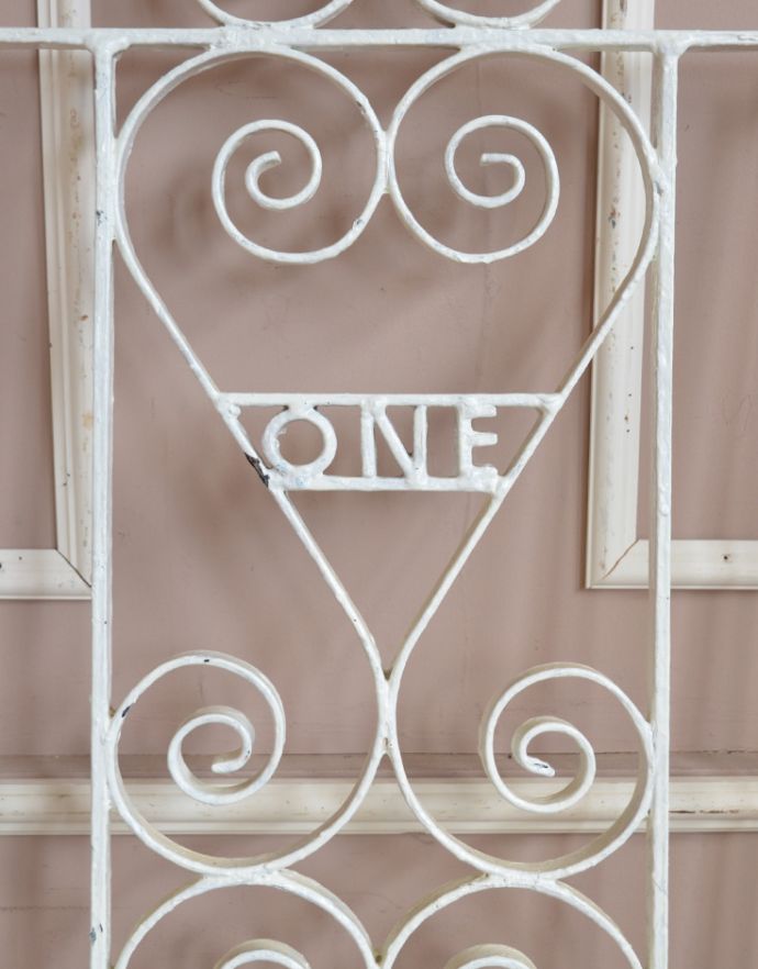 ドア・ゲート　アンティーク家具　ホワイトペイントされた、アイアン製アンティークゲート（ガーデンの門扉）。フランスらしいアンティークエレガントで美しいアイアンスタンドは置いておくだけで絵になります。(k-483-f-1)