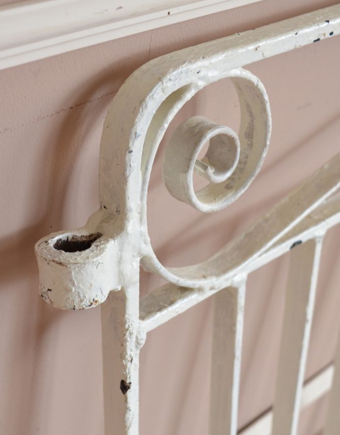 ドア・ゲート　アンティーク家具　ホワイトペイントされた、アイアン製アンティークゲート（ガーデンの門扉）。。(k-483-f-1)