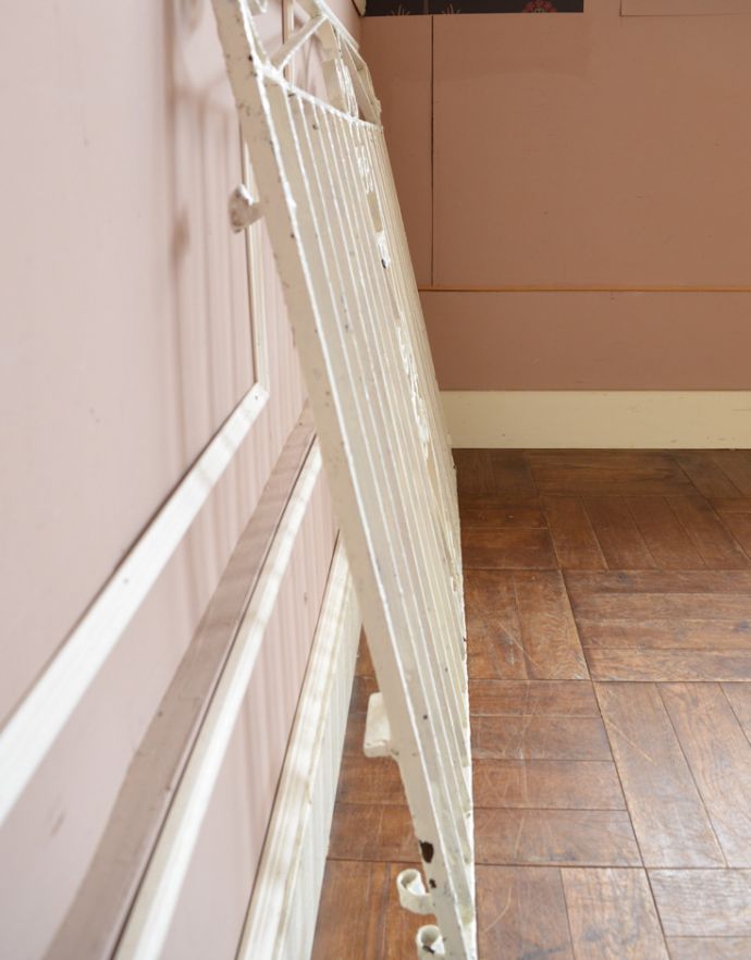 ドア・ゲート　アンティーク家具　ホワイトペイントされた、アイアン製アンティークゲート（ガーデンの門扉）。横から見ると・・・アンティークは新品ではないので、もちろん経年変化によるキズはありますが、専門の職人が修復しました。(k-483-f-1)