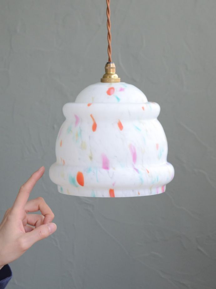 アンティークのおしゃれな照明、カラフルな色のガラスが可愛い