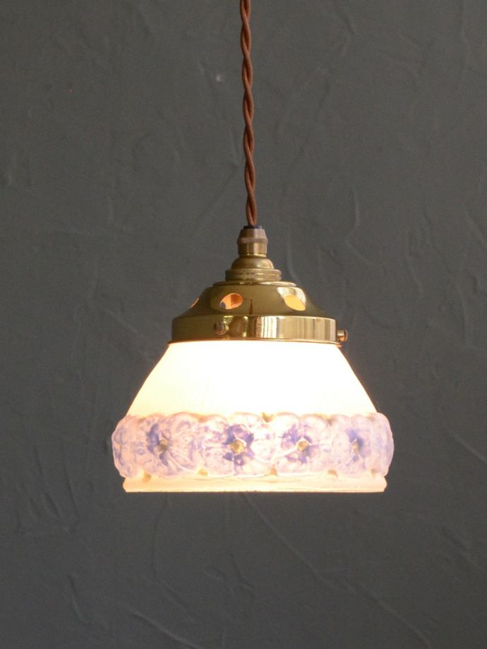 アンティークのペンダントライト、お花のガラスシェード（コード