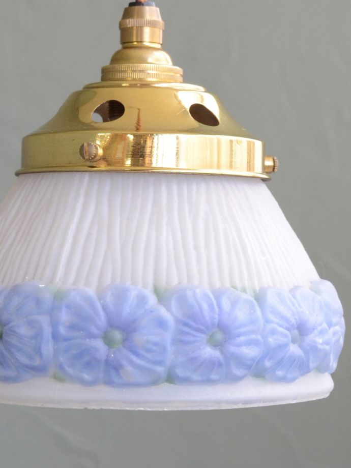 アンティークのペンダントライト、お花のガラスシェード（コード