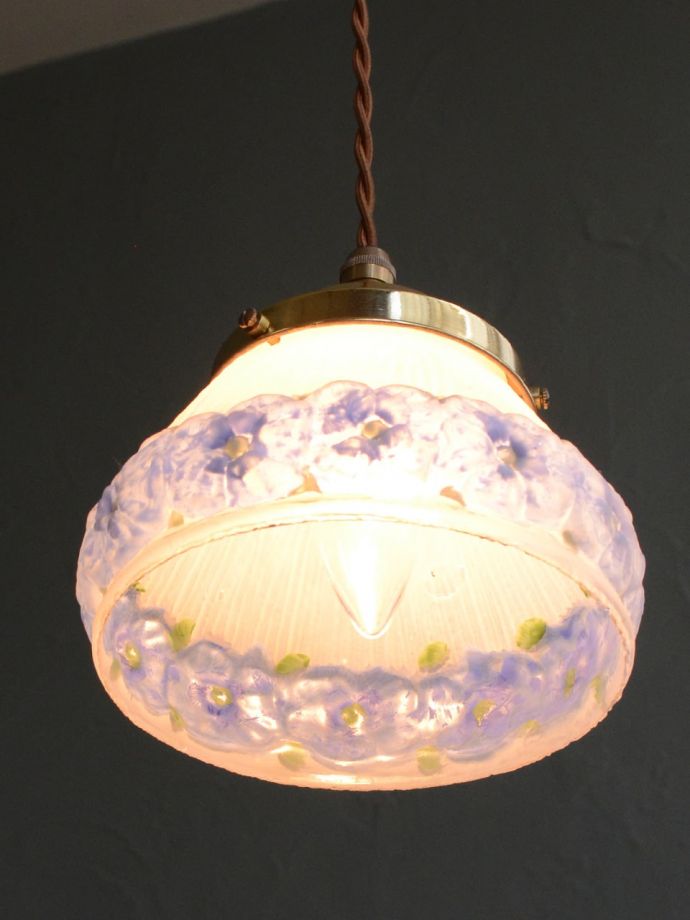 アンティークのペンダントライト、お花のガラスシェード（コード