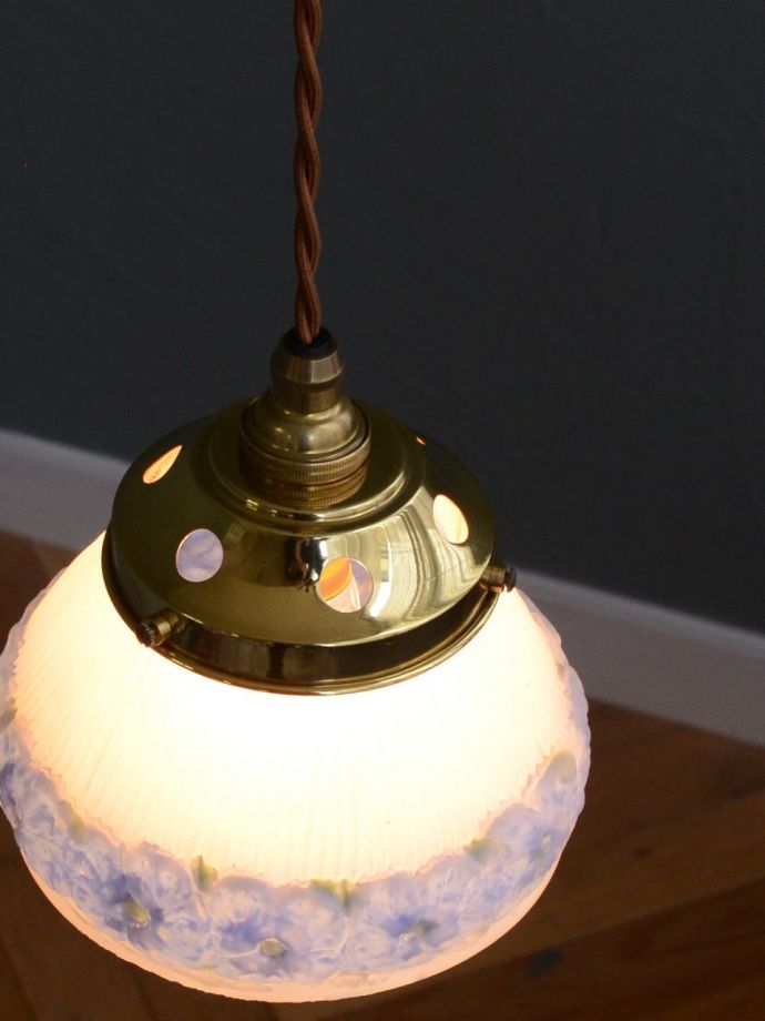 アンティークのペンダントライト、お花のガラスシェード（コード