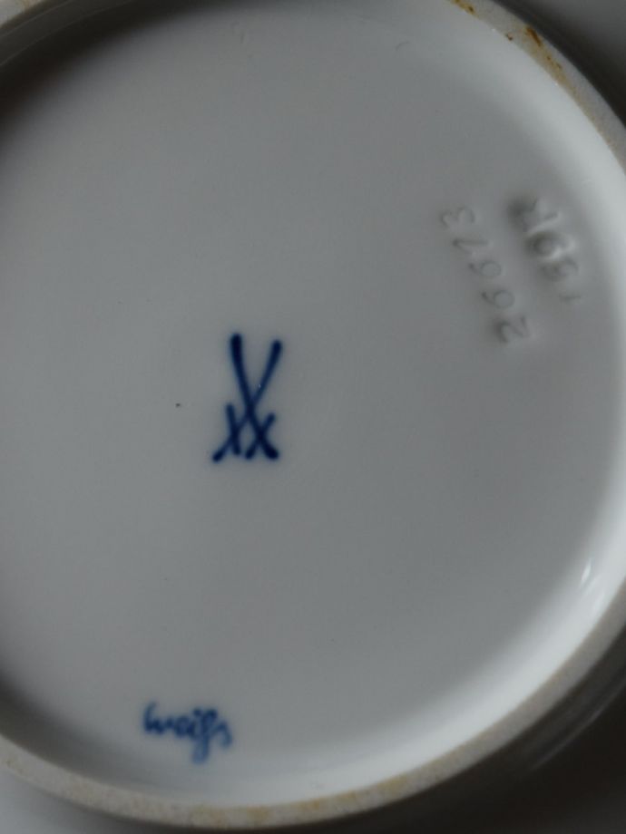 Antique Meissen ホワイト マイセン　レリーフ フランス マイセン（Meissen）のアンティーク食器、ホワイトレリーフシリーズの