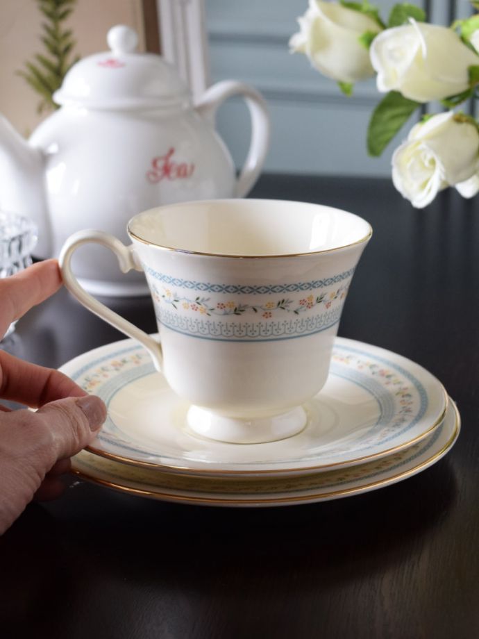 イギリスのカップ＆ソーサー(トリオ)