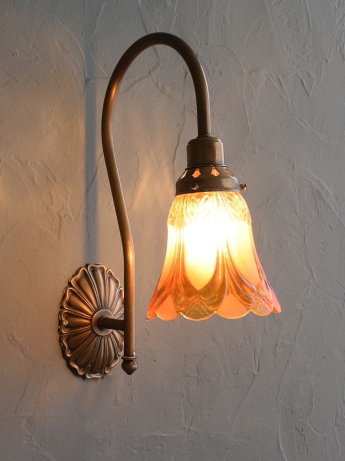 ウォールブラケットからの灯り