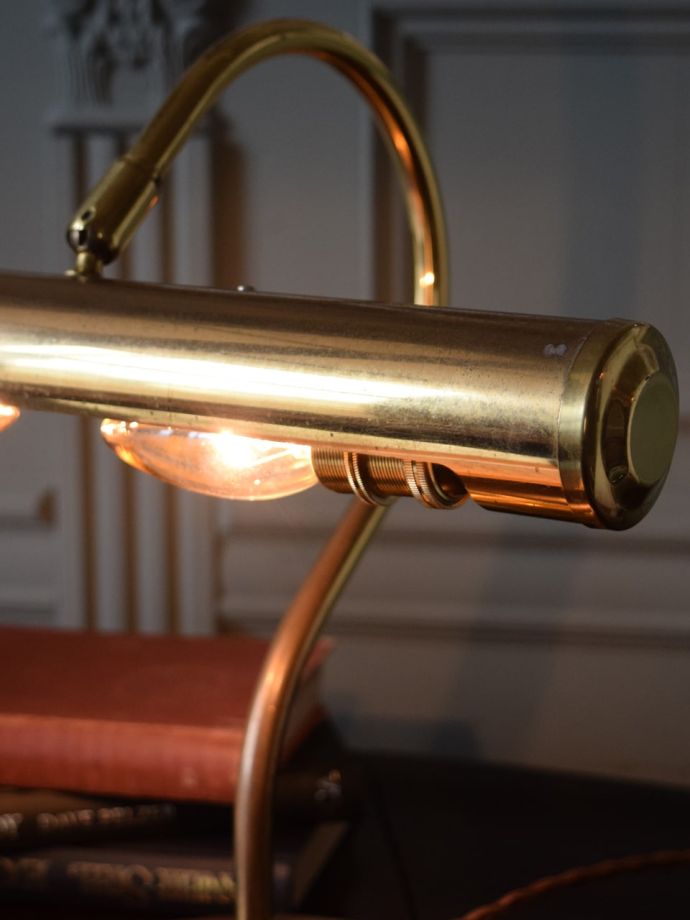 ゴールドのデスクランプ