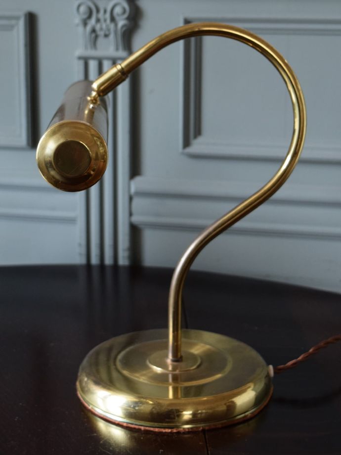 角度が調整できるデスクランプ