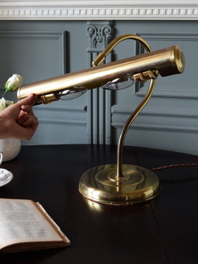 英国のアンティーク照明、 ゴールド色のデスクランプ（2灯）(E17