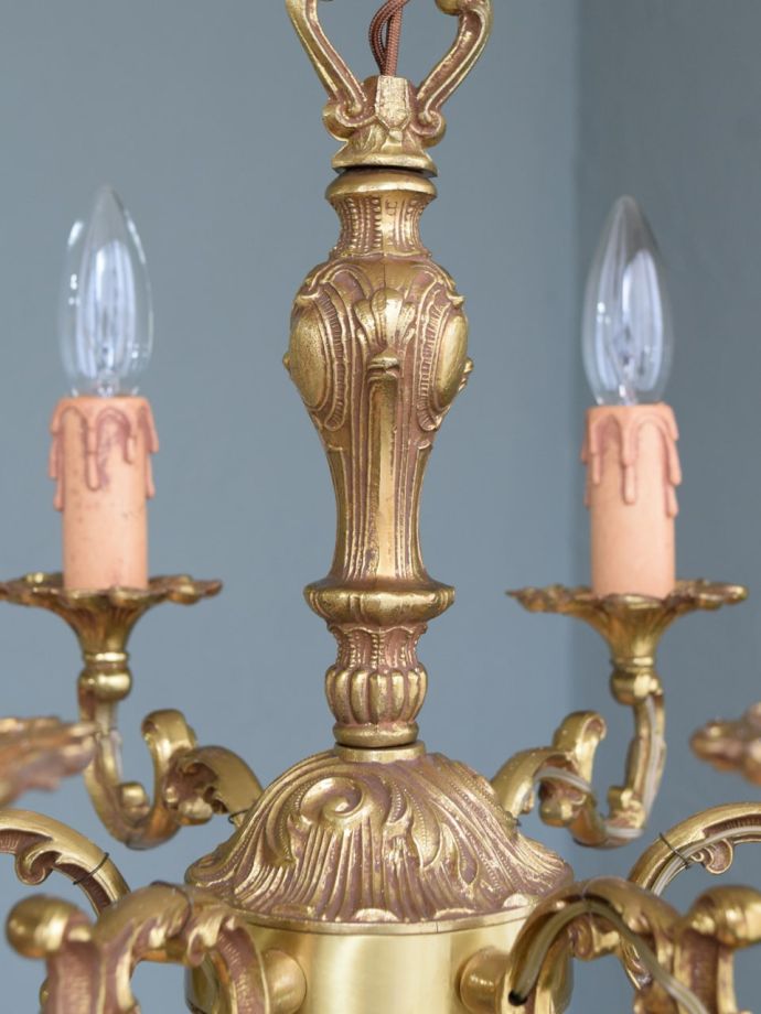 イギリスのアンティークシャンデリア、ゴージャスな真鍮製の照明器具