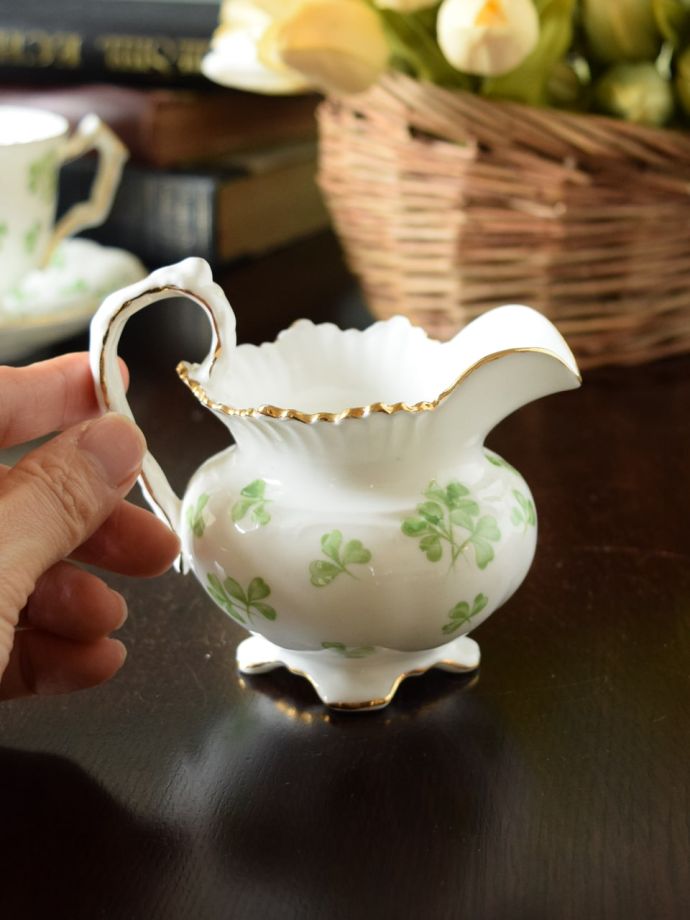 エインズレイ窯のアンティーク食器、クローバーが可愛いミルク