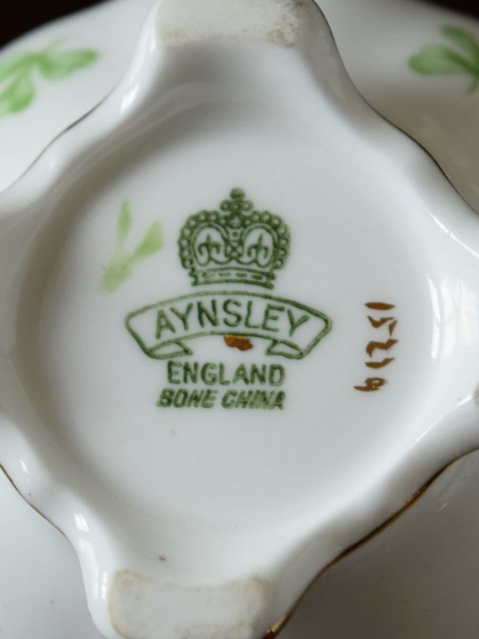 エインズレイ窯のアンティーク食器、クローバーが可愛いミルク