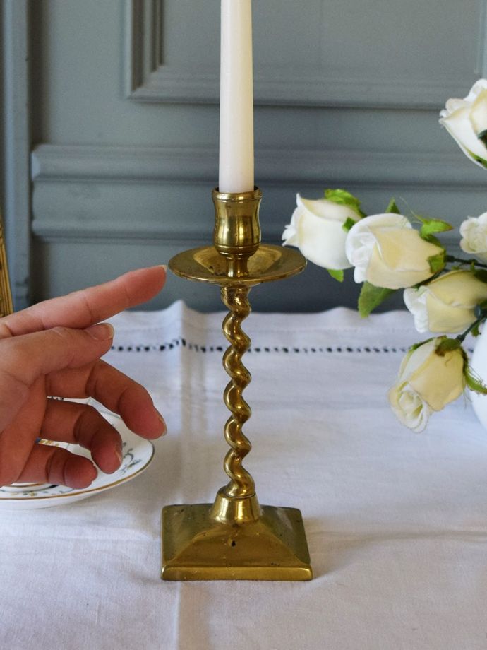 イギリスのアンティークのおしゃれな燭台、ツイスト模様が美しい真鍮製