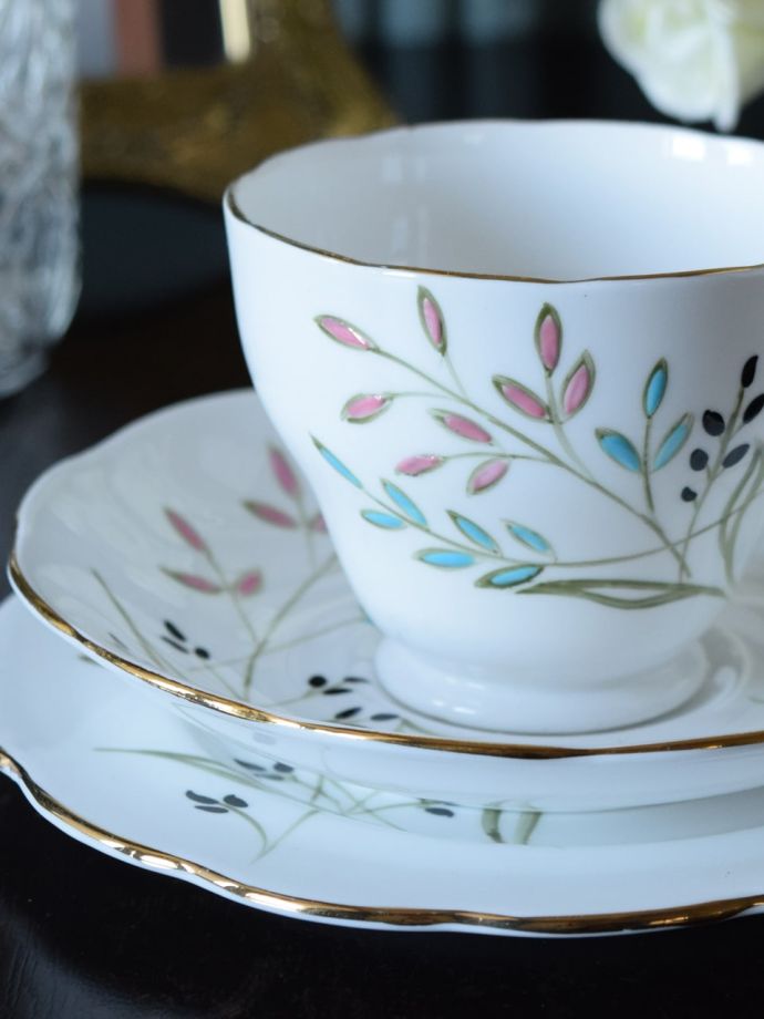 Roslyn China R & Coのカップ＆ソーサー(トリオ)