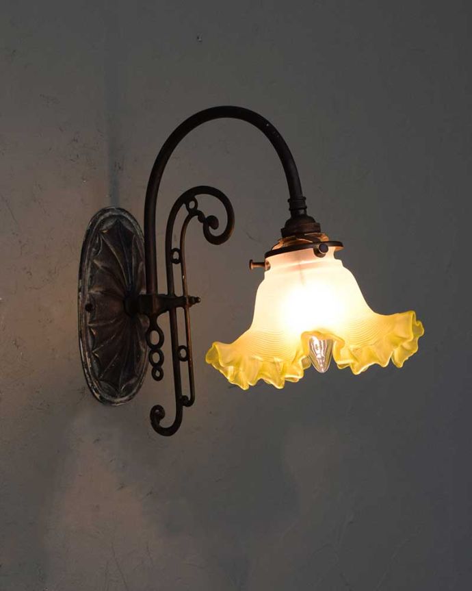 アンティークのおしゃれな壁付け照明、お花が可愛いフランスのウォール