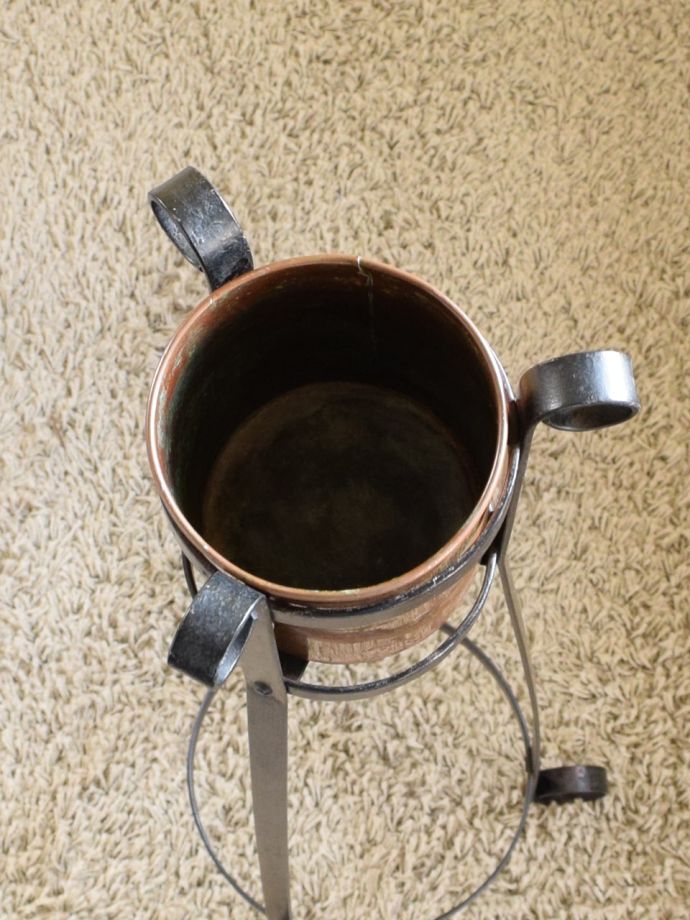 アンティークのプランツスタンドの形