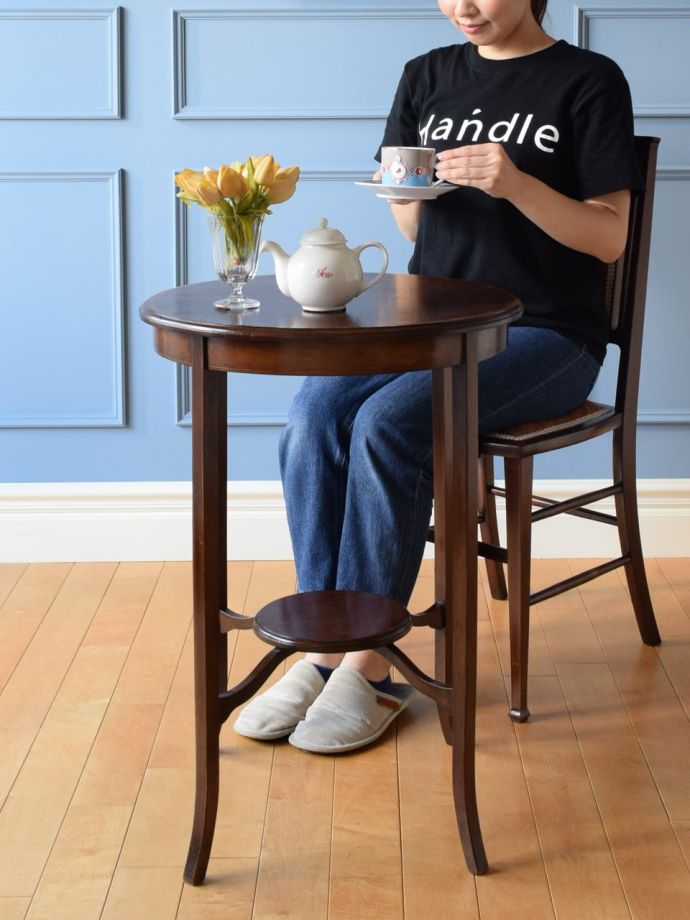 アンティークのオケージョナルテーブル