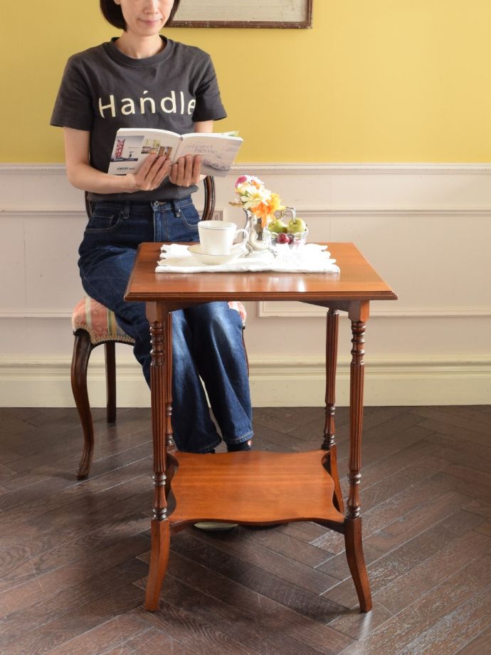 アンティークのオケージョナルテーブル