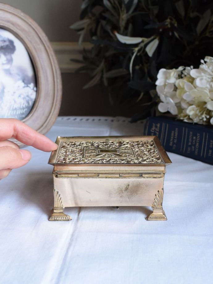 イギリスから届いたアンティークのブラスグッズ、真鍮製のオルゴール