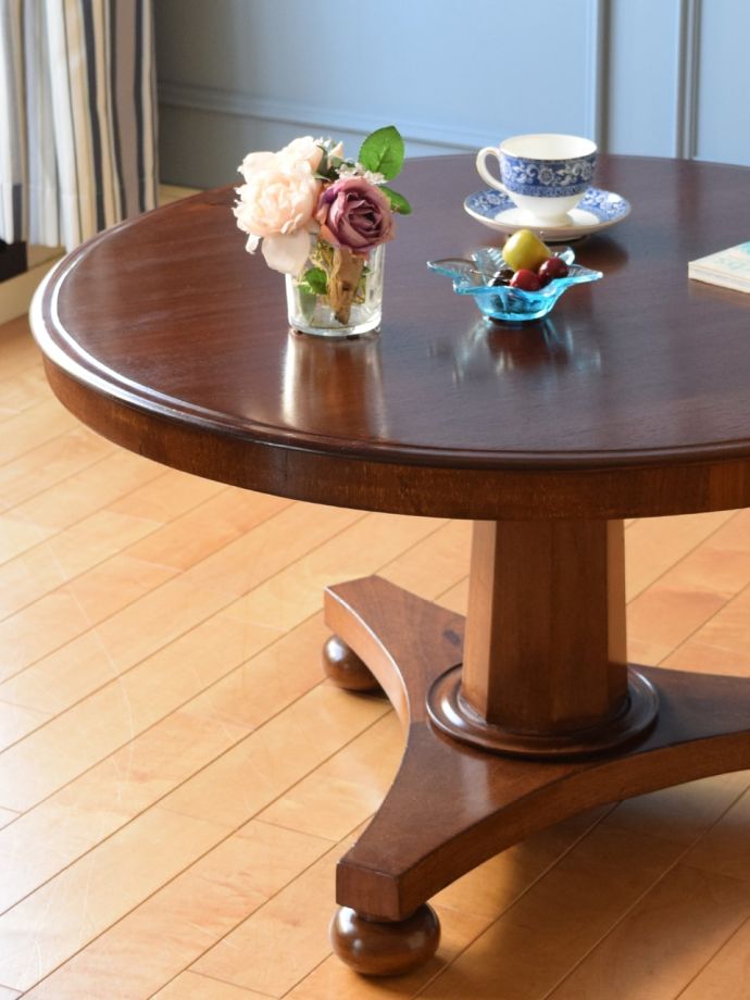 英国のアンティーク家具らしいデザイン