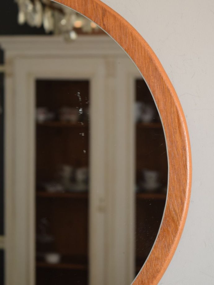 イギリスで見つけた北欧スタイルのおしゃれなミラー、丸形の木製