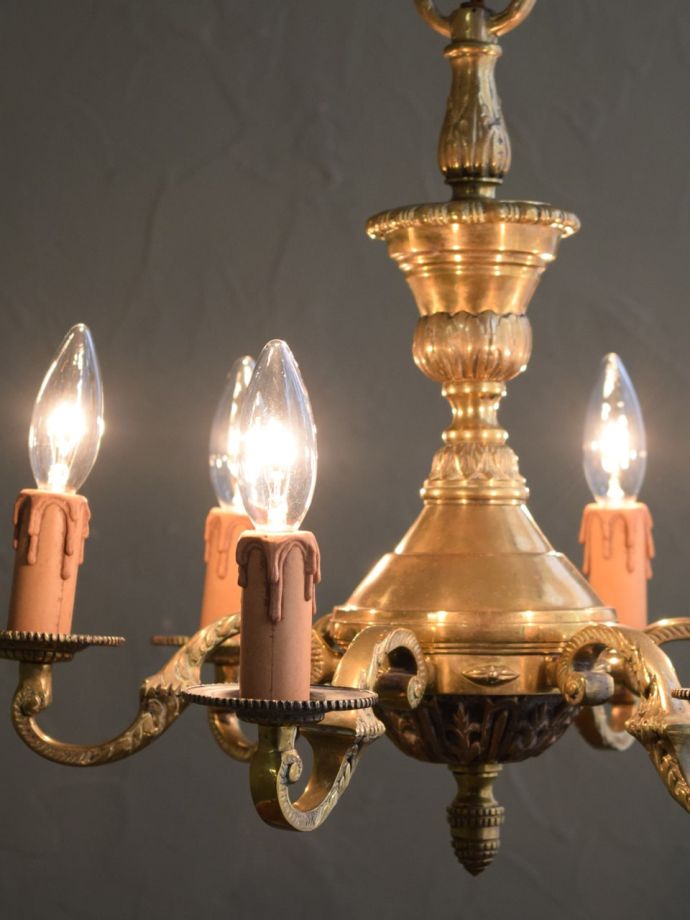 英国アンティークの6灯シャンデリア、装飾が美しい真鍮製の照明器具