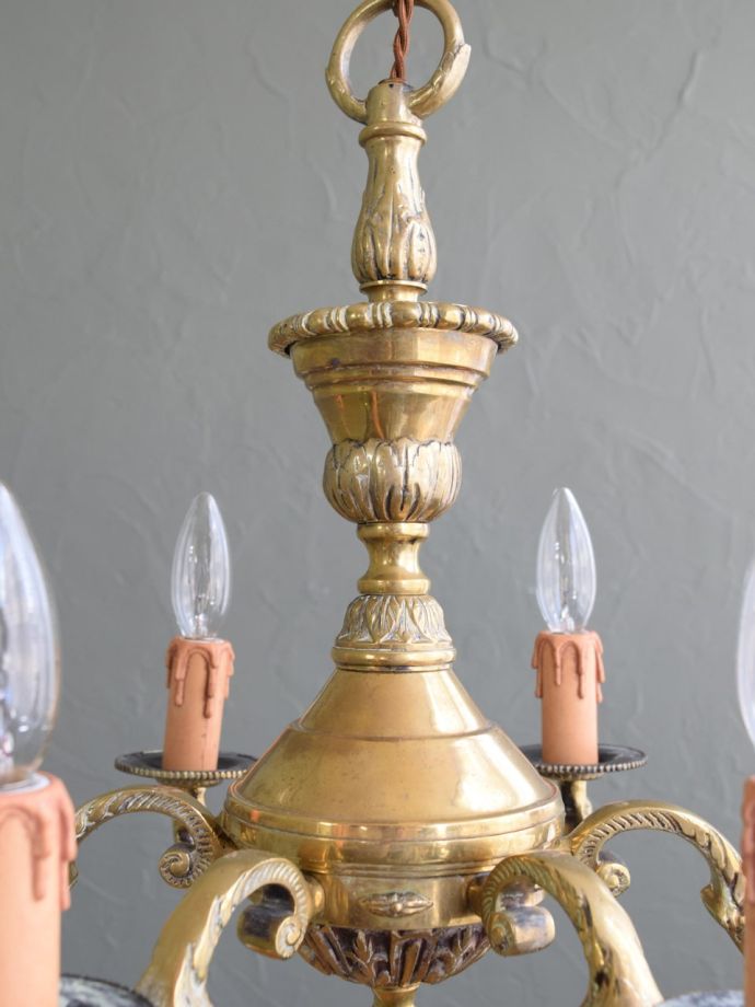 英国アンティークの6灯シャンデリア、装飾が美しい真鍮製の照明器具