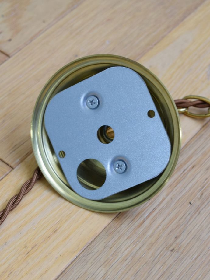 シャンデリアの取り付け方