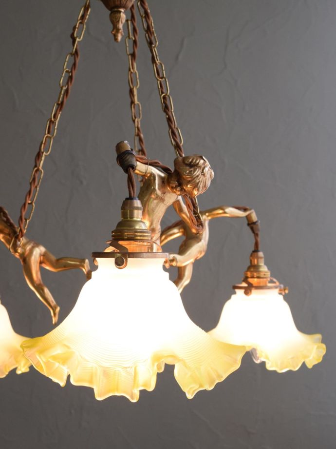 フランスで見つけた天使のモチーフのシャンデリア、アンティークの照明