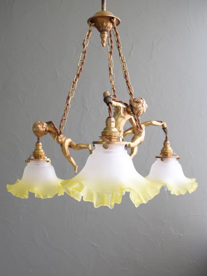 フランスで見つけた天使のモチーフのシャンデリア、アンティークの照明