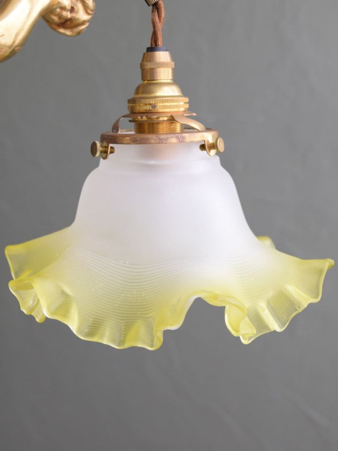 お花のようなかたちが可愛いガラスシェード