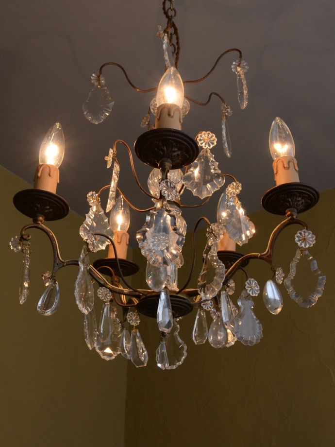 アンティークシャンデリアからの灯り