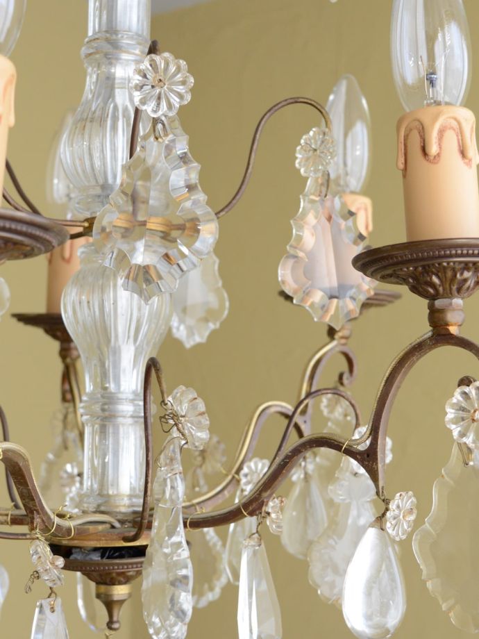 シャンデリアのガラスコラム