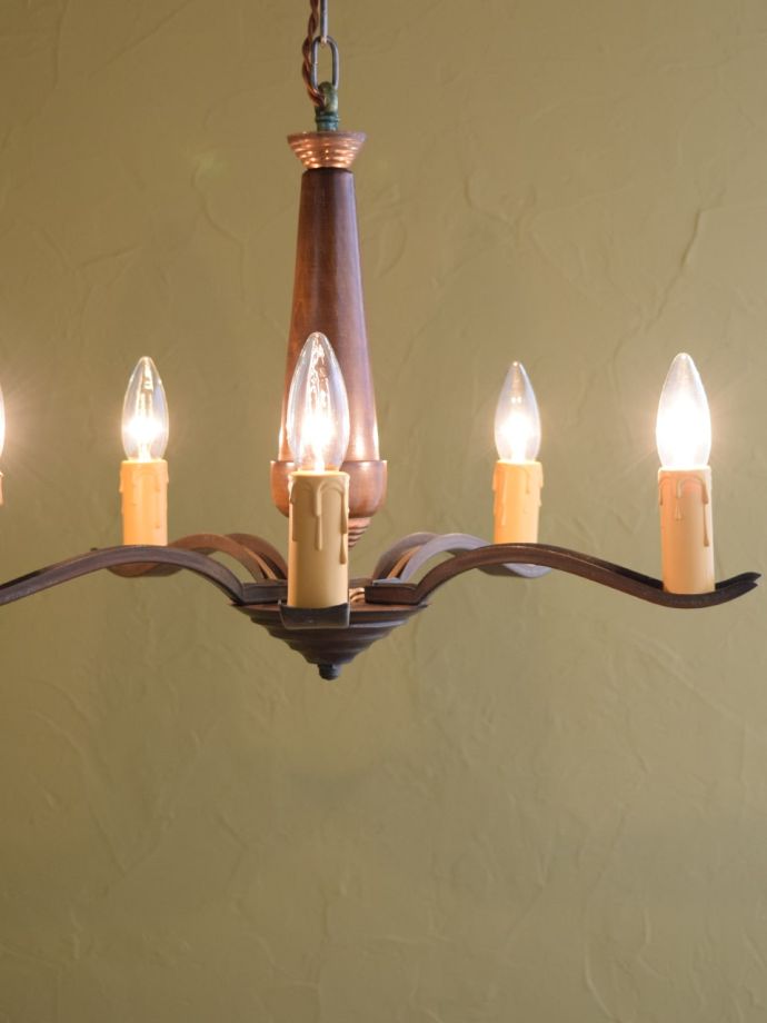 フランスから届いたおしゃれな照明、5灯タイプの木製シャンデリア（5灯