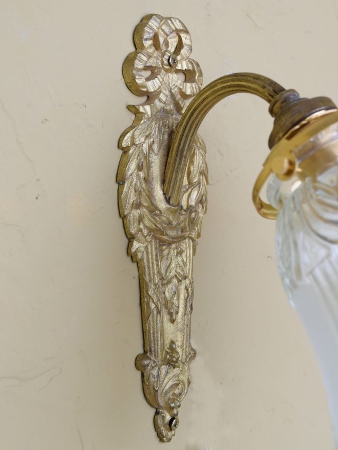 壁付け照明の土台部分