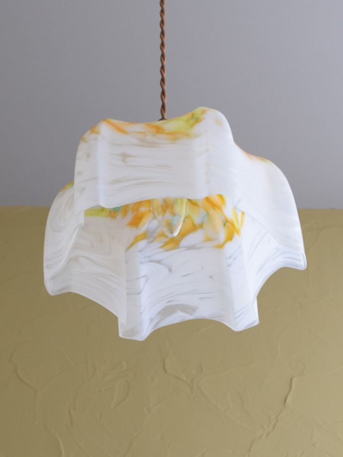 イギリスから届いためずらしい色のアンティークガラスの照明（コード