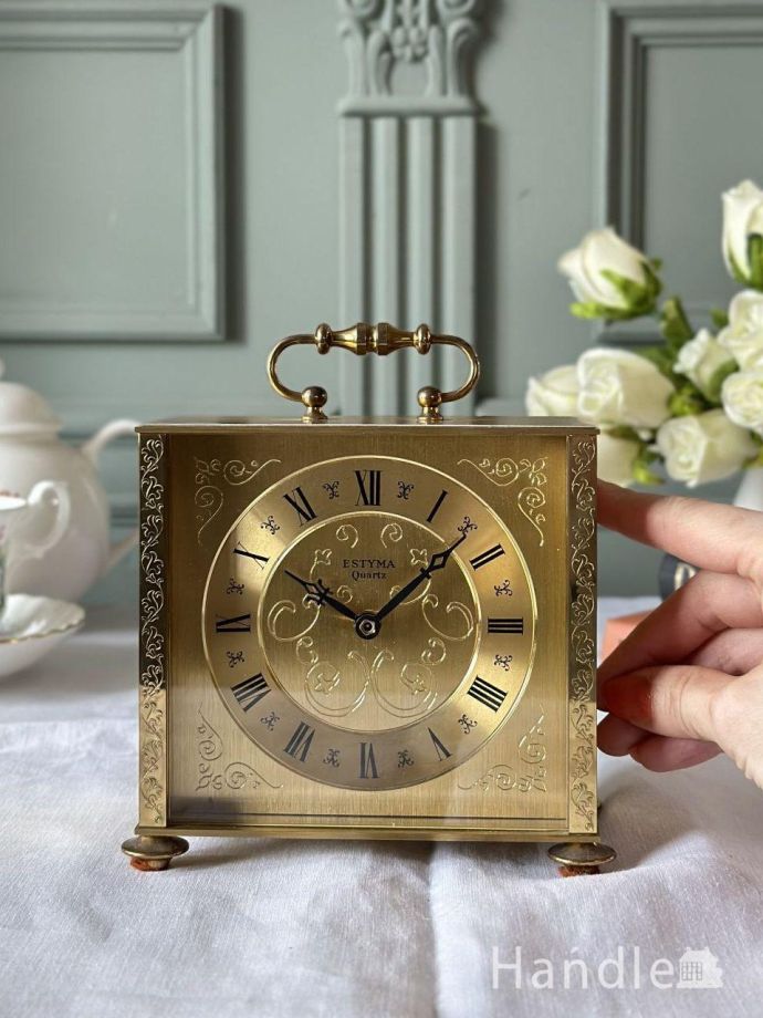 イギリスから届いたアンティークのおしゃれな置時計、ゴールド色に輝く