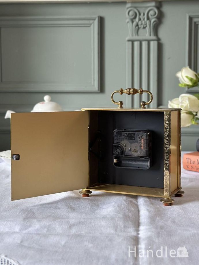 イギリスから届いたアンティークのおしゃれな置時計、ゴールド色に輝く