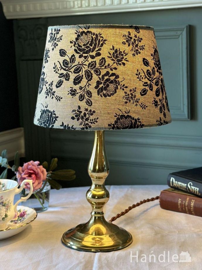 イギリスから届いた豪華なアンティークの照明、キラキラに輝くテーブル